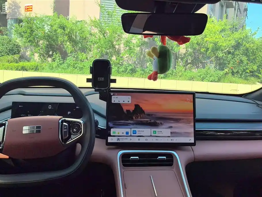 Geely Galaxy Galaxy L6 2025 EM-i 60km Voyage Edition фото 12