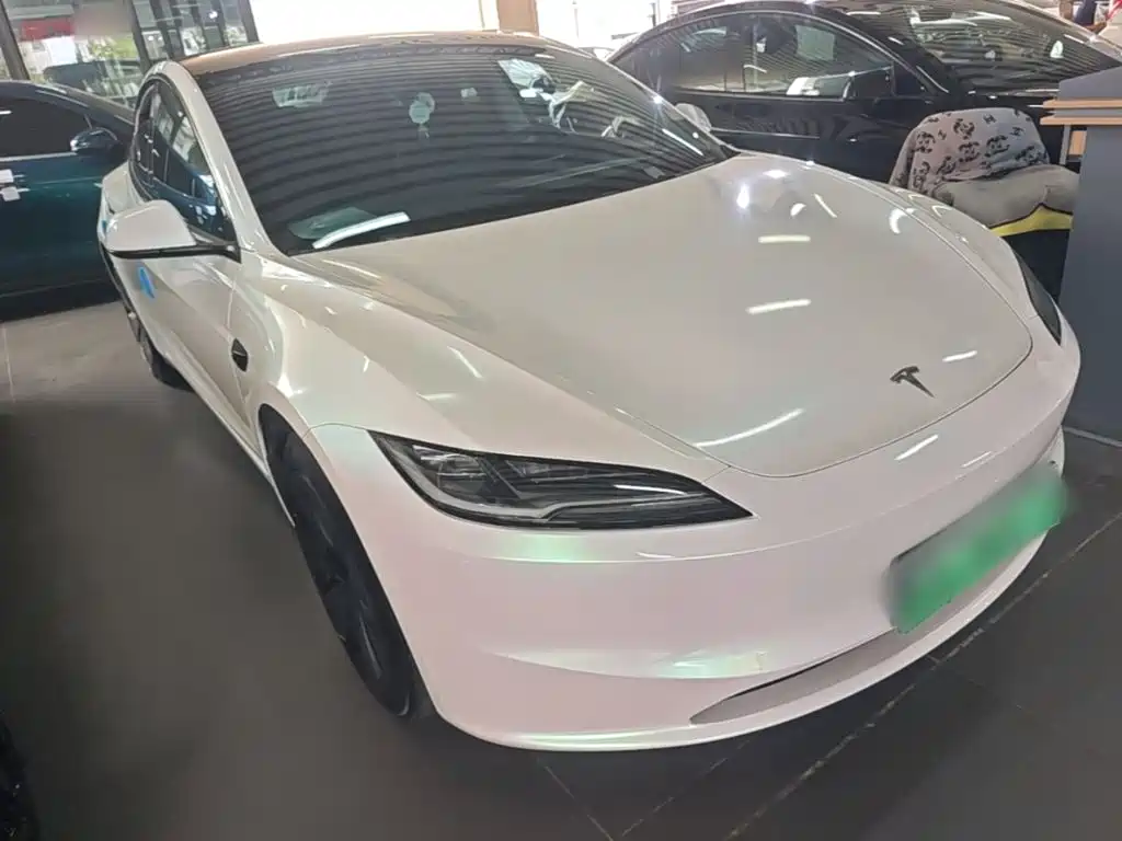 Фото 4 - Tesla Model 3