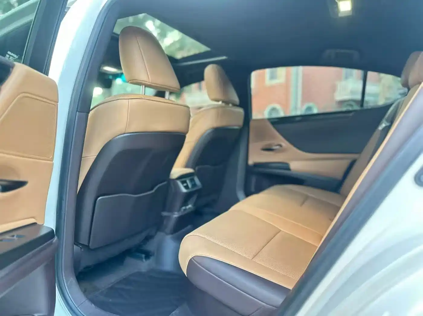 Фото 6 - Lexus ES