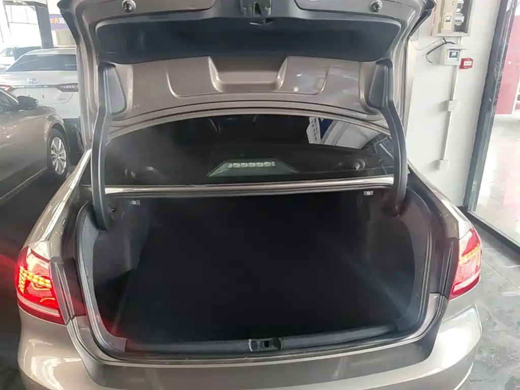 Volkswagen Passat 2015 1.8TSI DSG Honor Edition фото 19