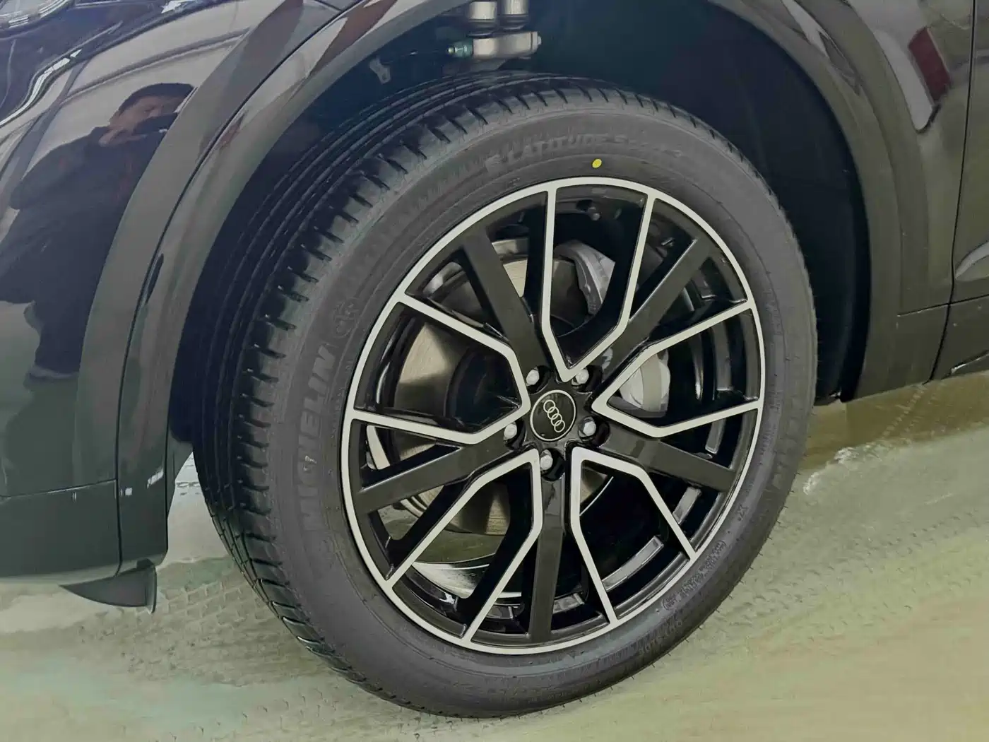 Audi Q5L 2025 45th Anniversary Edition 40 TFSI Dynamic Fashion фото 13