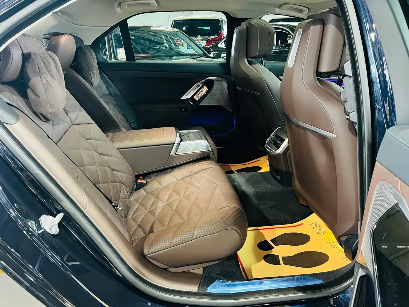 BMW 7 Series 2023 Model 735Li M Sport Package фото 12