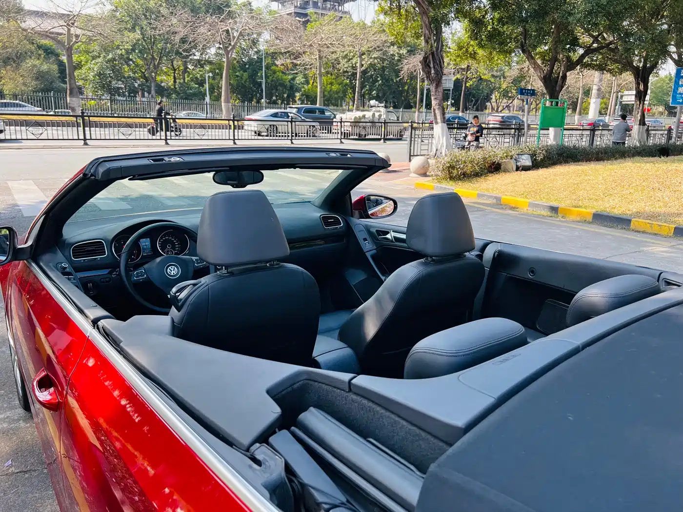 Volkswagen Golf (Import) 2012 1.4TSI Luxury Convertible Edition фото 16