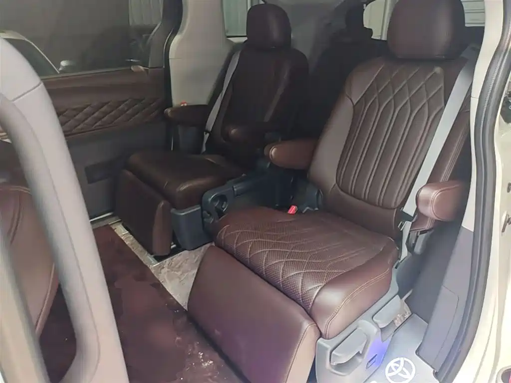 Toyota Granvia 2024 2.5L Hybrid Comfort фото 17