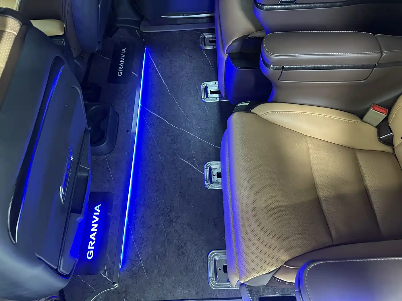 Toyota Granvia 2023 2.5L Hybrid Comfort Edition фото 18