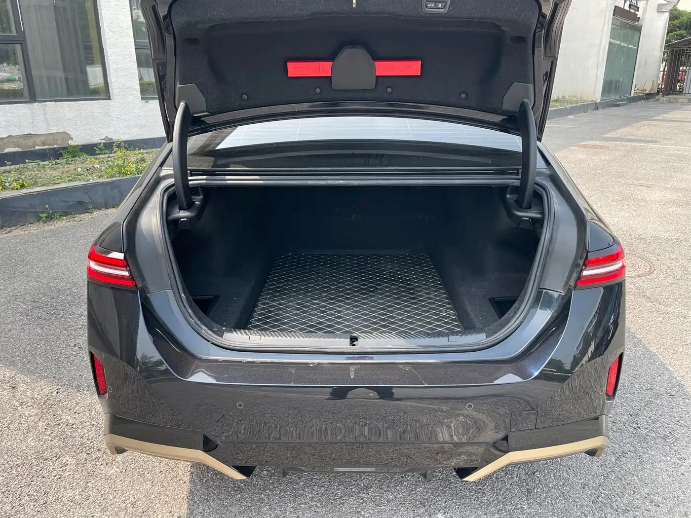 BMW 5 Series 2024 530Li Leading M Sport Package фото 16