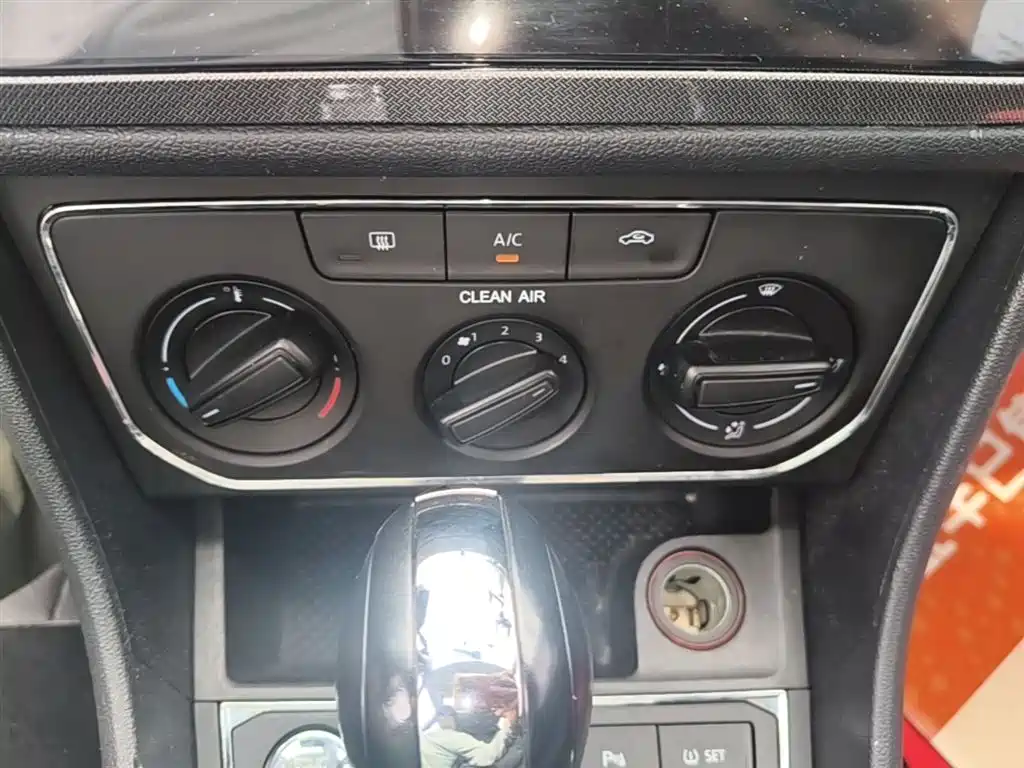 Volkswagen Lavida 2017 1.6L Automatic Comfort Edition фото 13