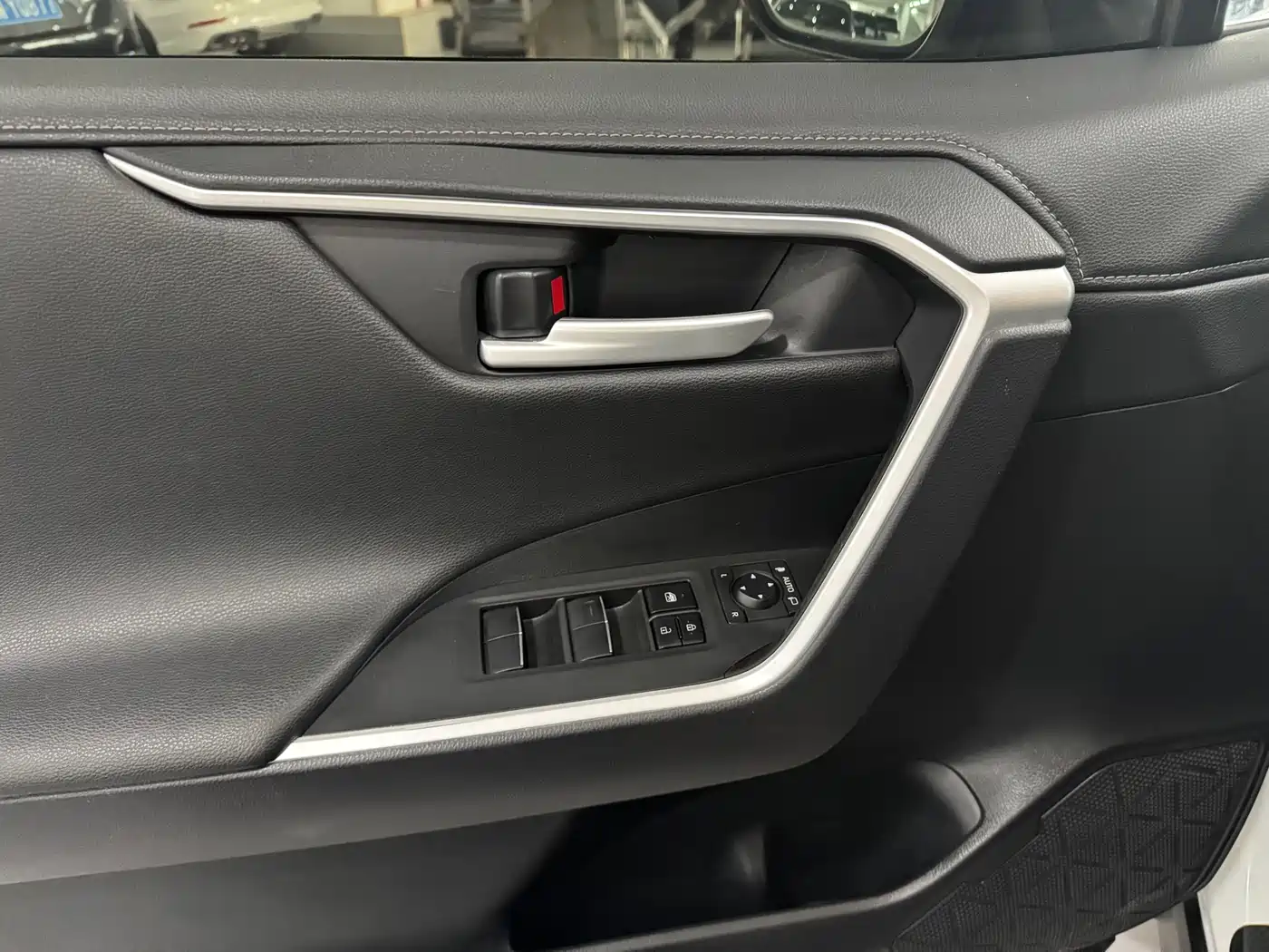 Toyota Wildlander 2022 2.0L CVT FWD Luxury PLUS Edition фото 6