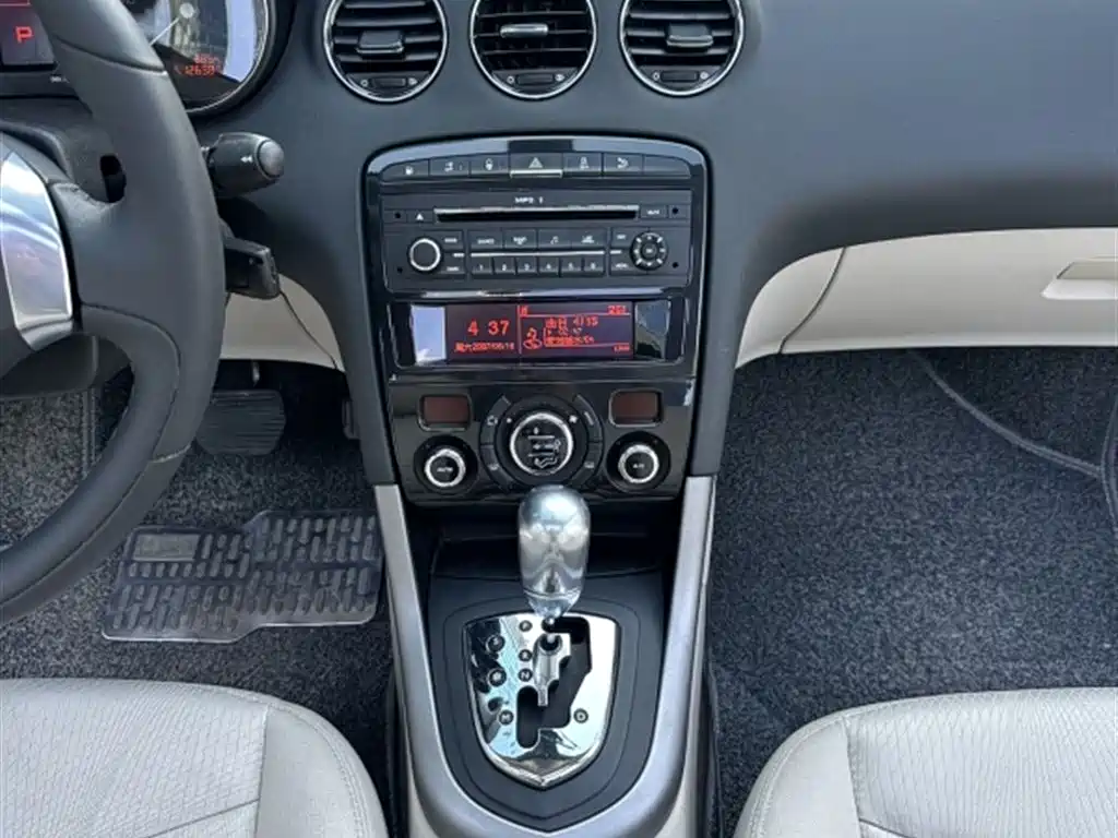 Peugeot 408 2013 2.0L Automatic Luxury Edition фото 14