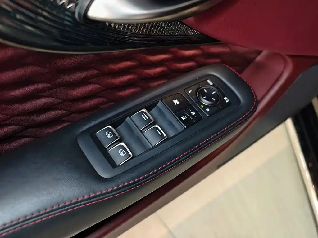 Фото 14 - Lexus LS