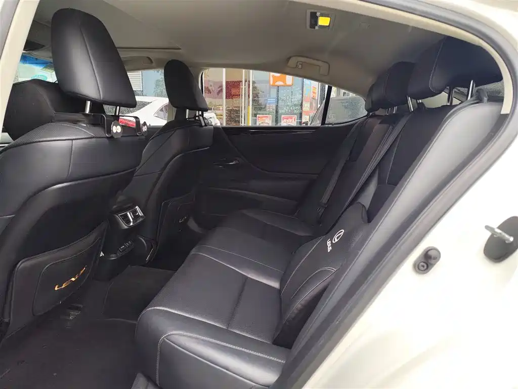 Фото 7 - Lexus ES