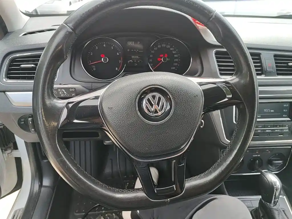 Volkswagen Lavida 2015 1.6L Automatic Comfort Edition фото 11