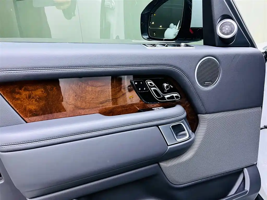 Land Rover Range Rover 2020 3.0 L6 Heritage Edition фото 11