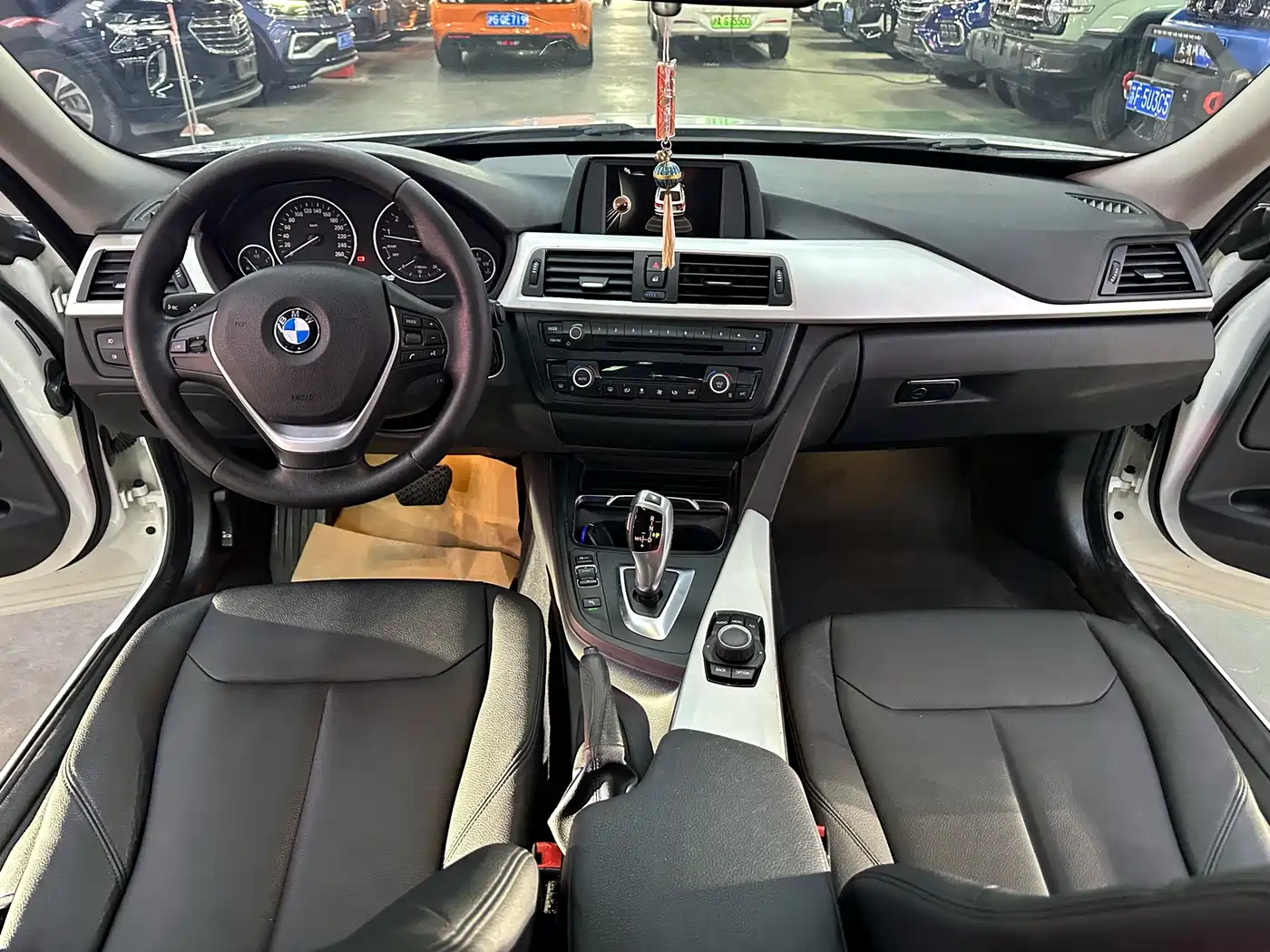 BMW 3 Series GT 2013 Model 320i Leading фото 12