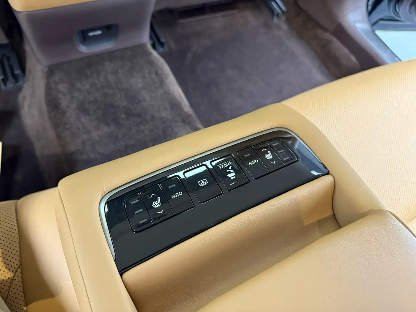 Фото 6 - Lexus LS