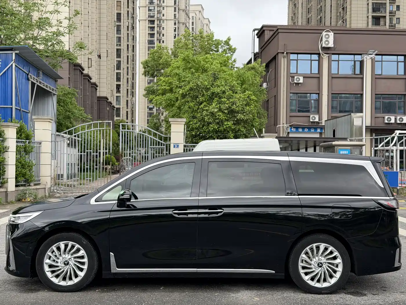 Voyah Auto Voyah Dreamer 2024 PHEV Extended Range Premium Edition фото 13