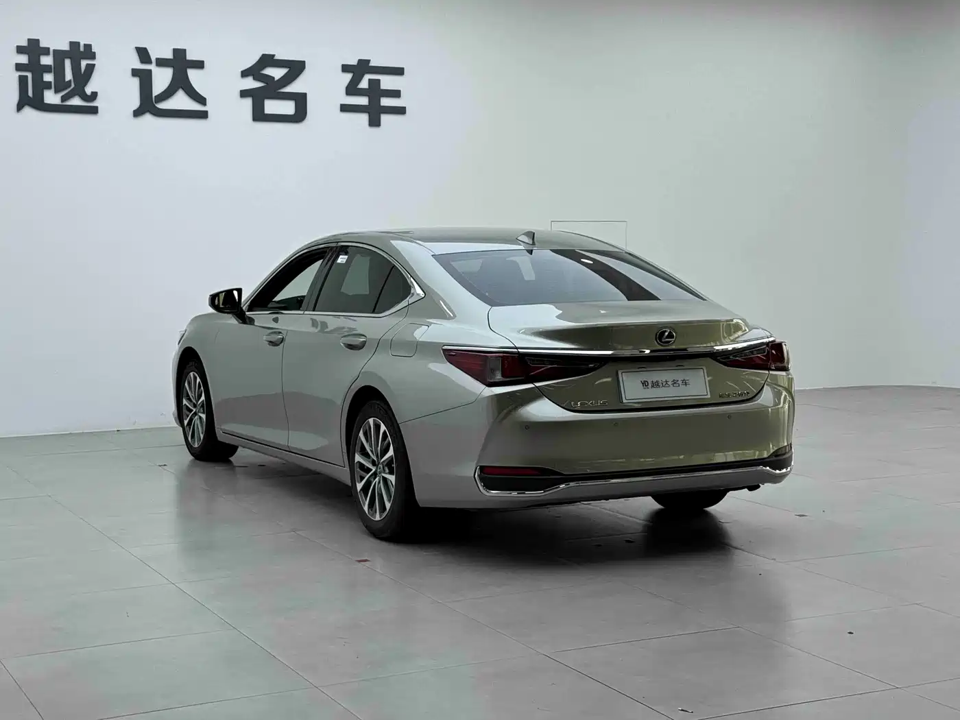 Фото 19 - Lexus ES