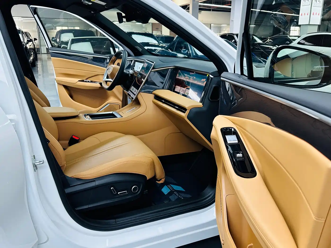Geely Galaxy Galaxy L7 2025 EM-i 115km Explorer+ Edition фото 8