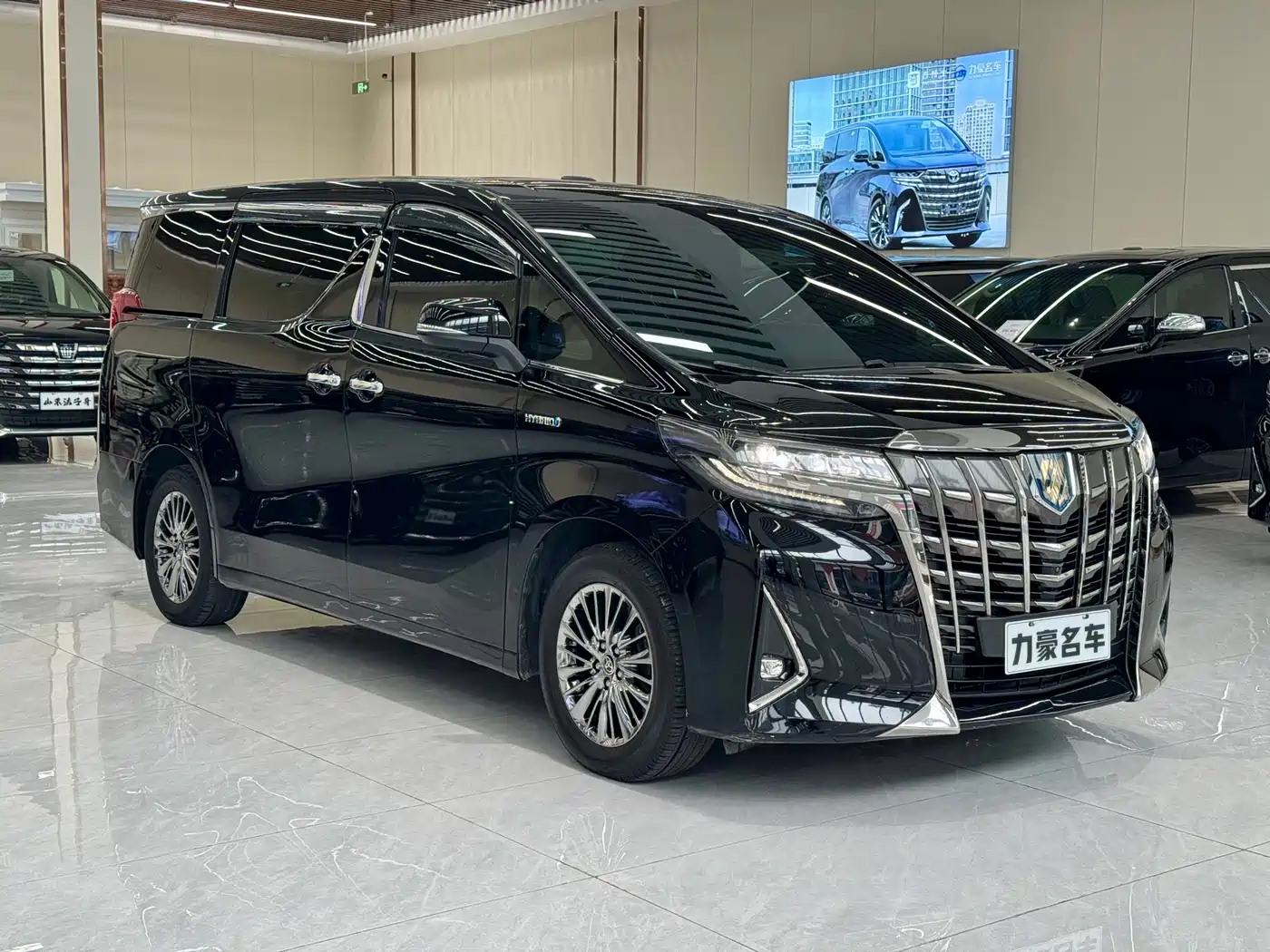 Toyota Alphard 2020 Hybrid 2.5L Gold Special Edition фото 3