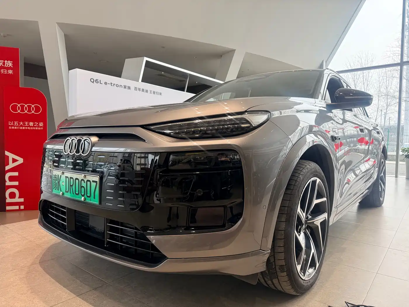 AUDI Q6L E TRON