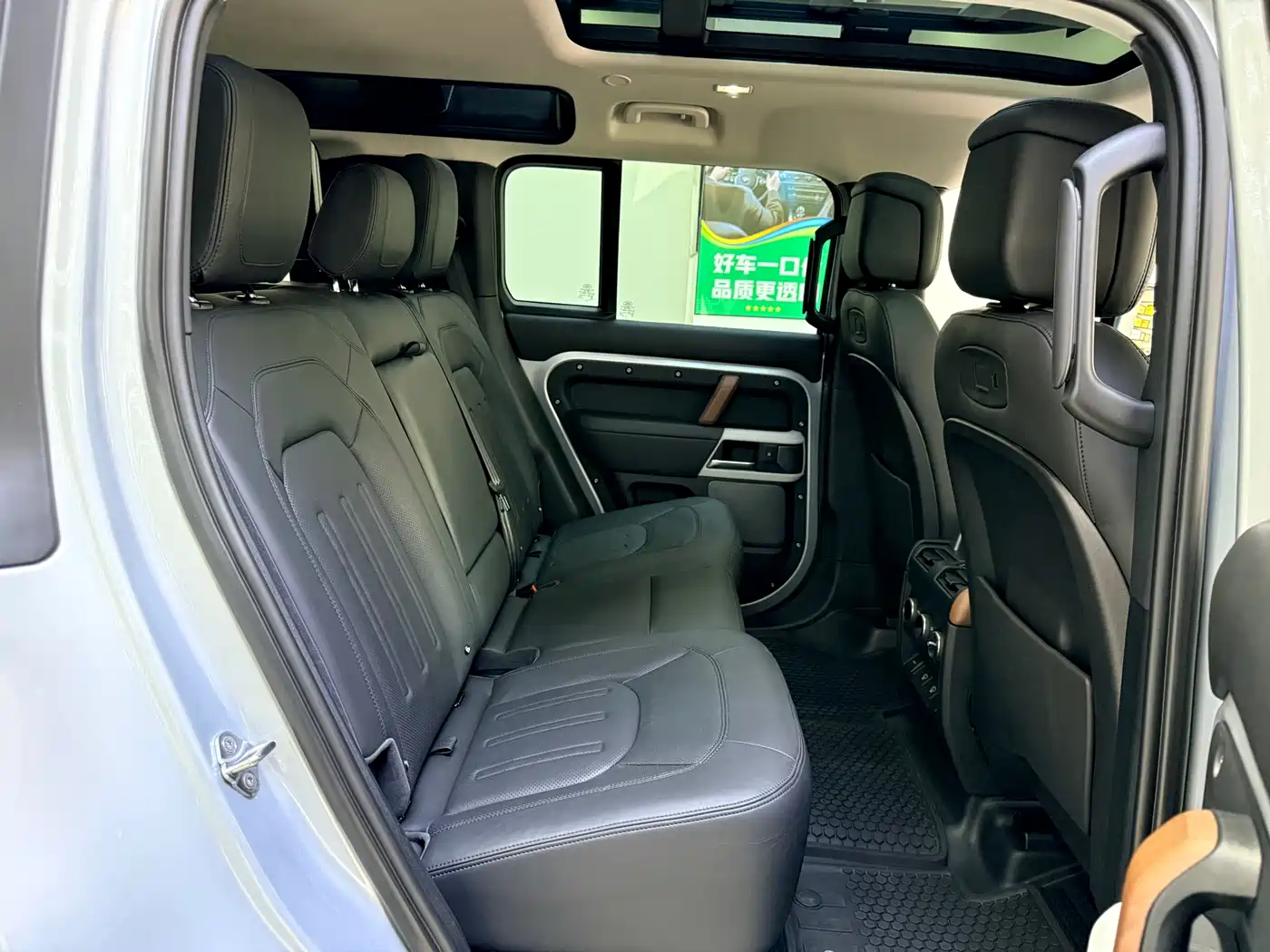 Land Rover Defender 2021 110 P400 Dark Special Edition фото 12