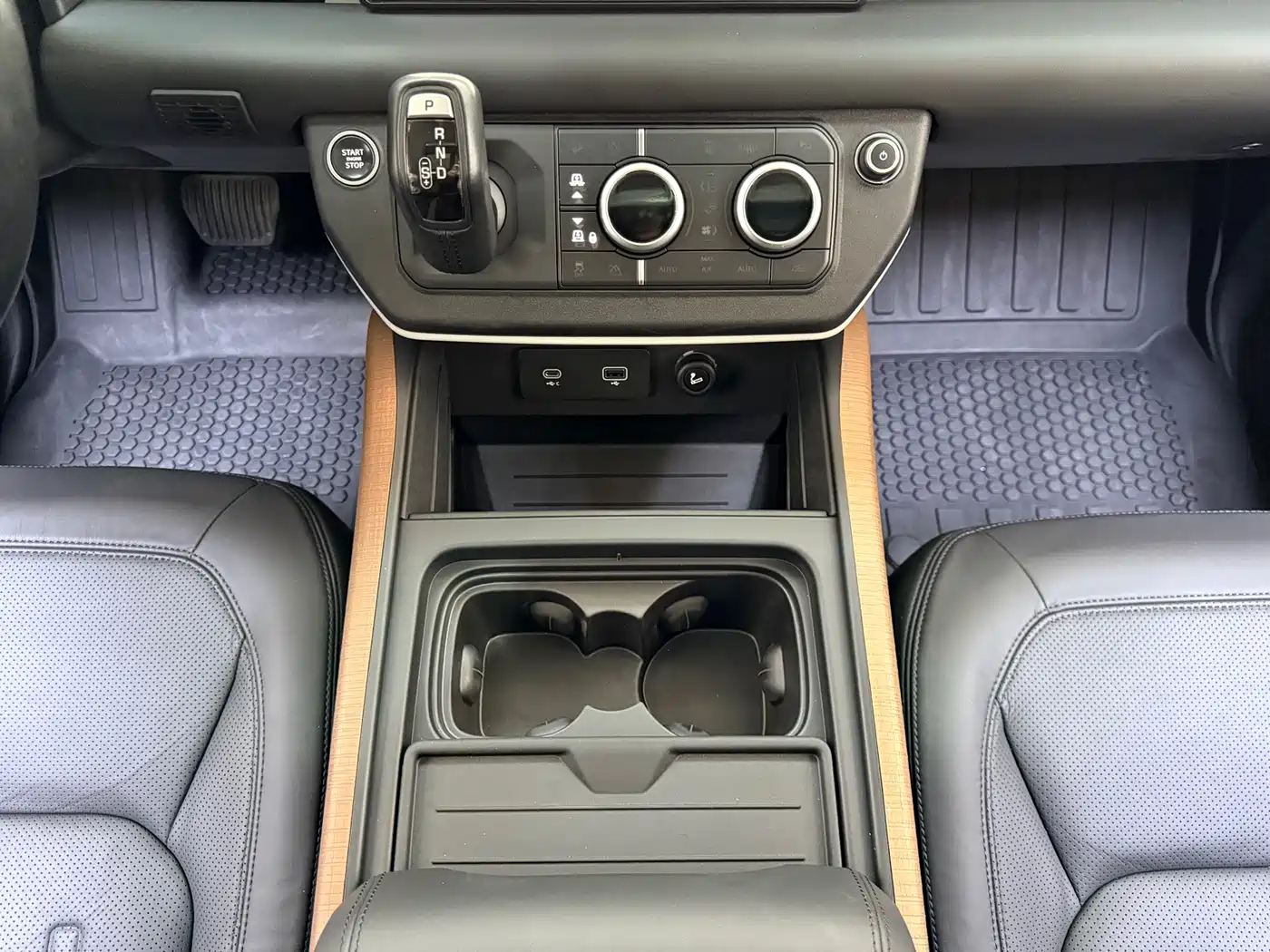 Land Rover Defender 2021 110 P400 Dark Special Edition фото 17