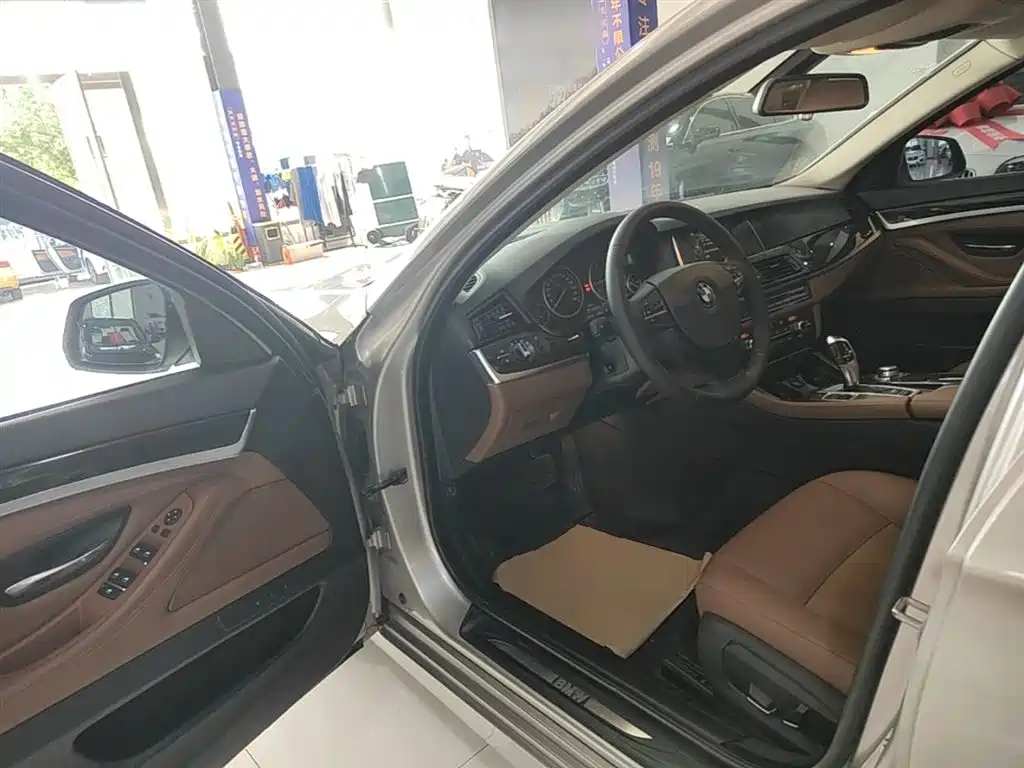 BMW 5 Series 2014 525Li Leading фото 16