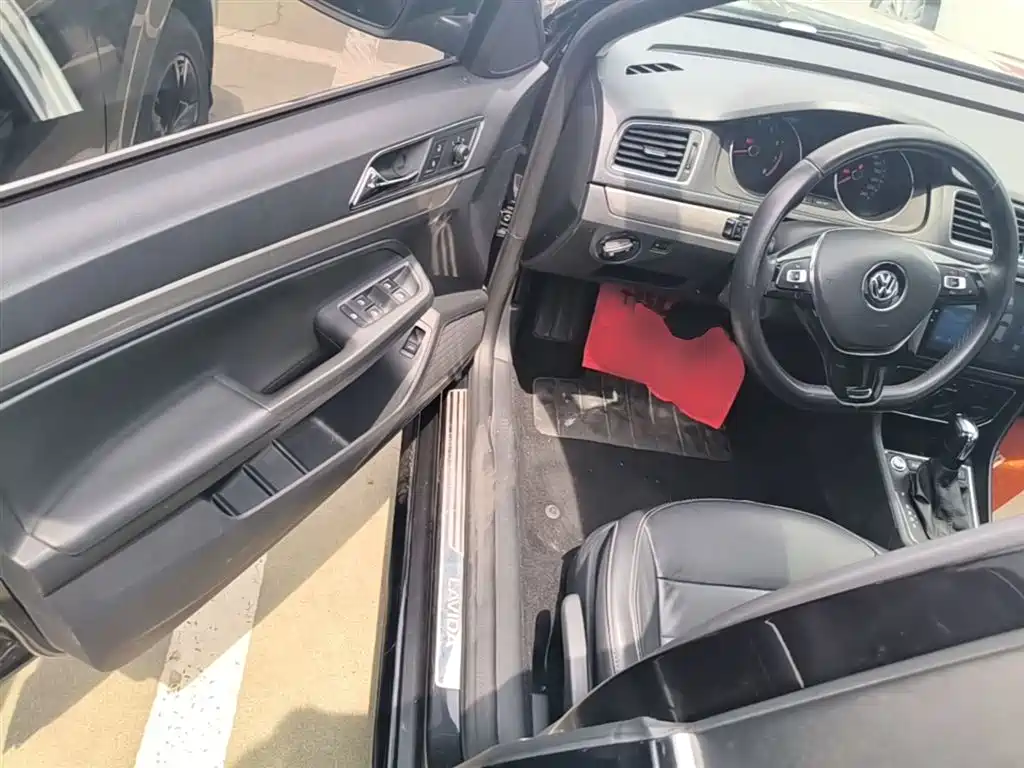 Volkswagen Lavida 2017 1.6L Automatic Comfort Edition фото 16