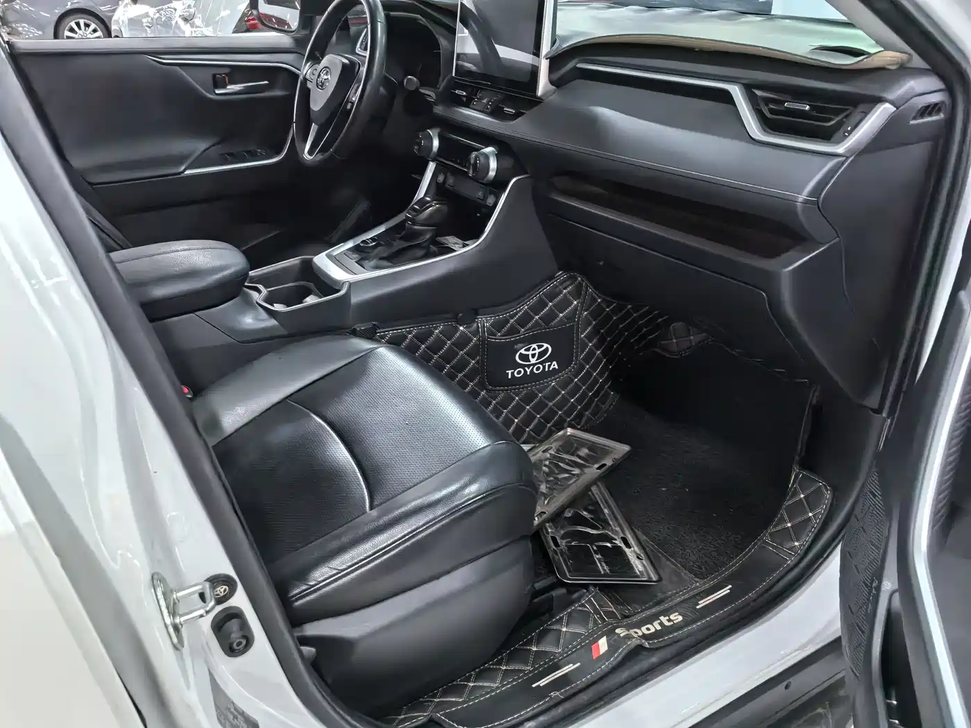 Toyota RAV4 Rongfang 2022 2.0L CVT 4WD Premium Edition фото 10