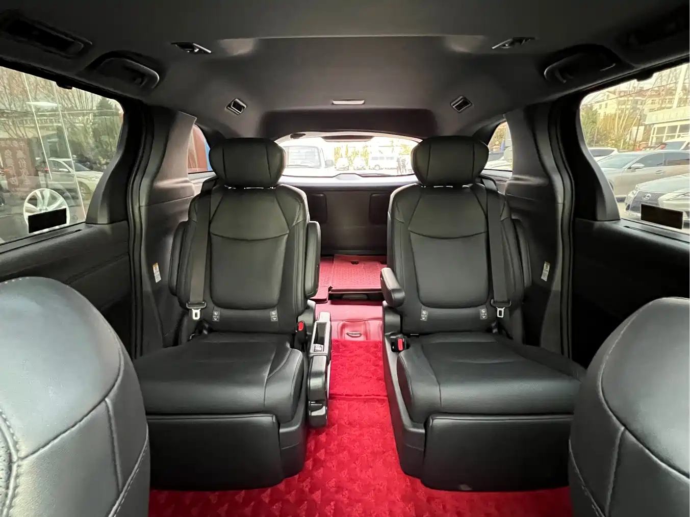 Toyota Sienna 2024 2.5L Hybrid 4WD Premium Edition фото 9