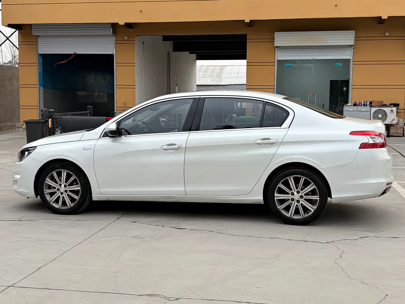 Peugeot 408 2016 1.6T Automatic Luxury Edition фото 15
