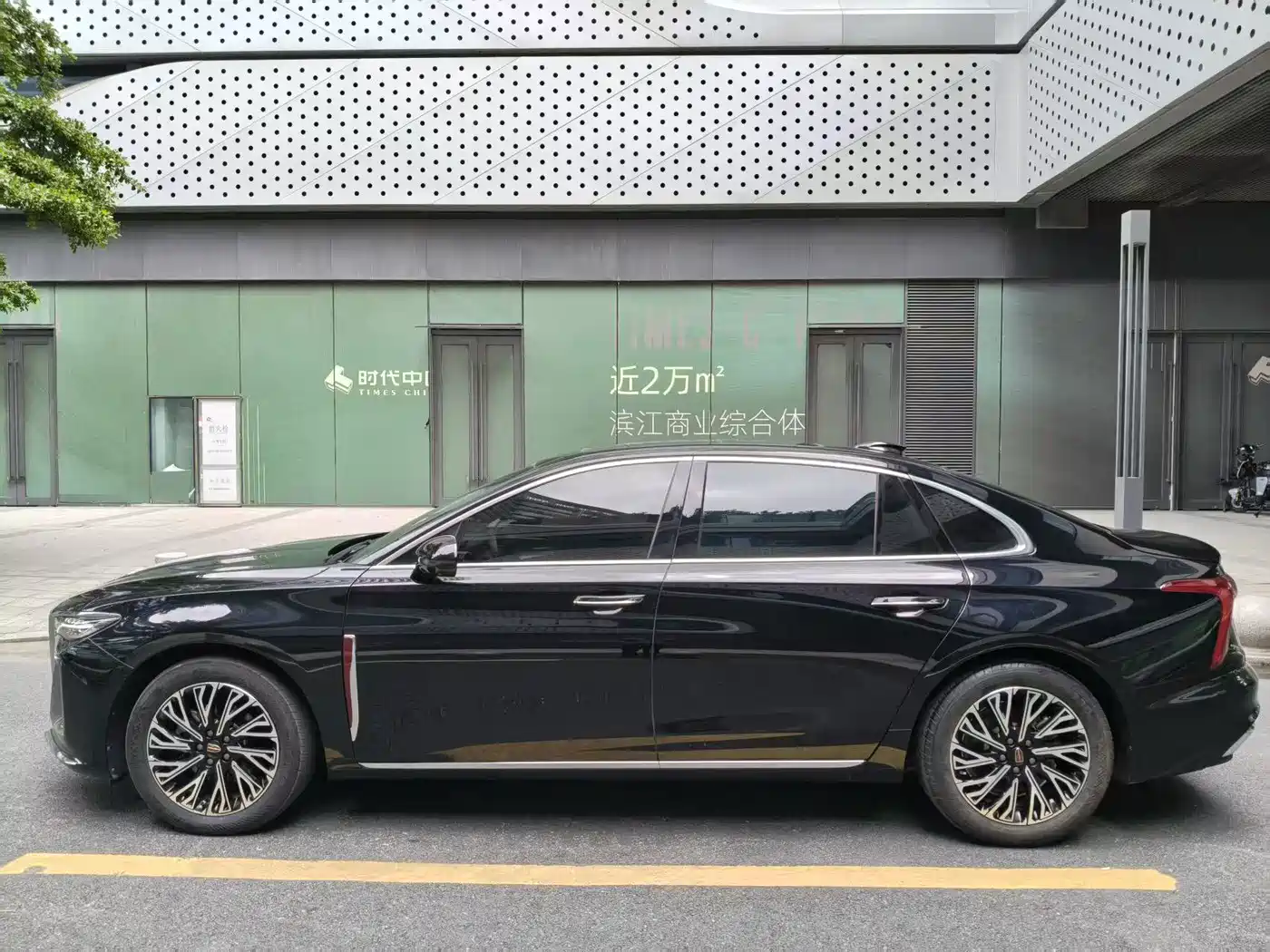 Фото 13 - Hongqi H5