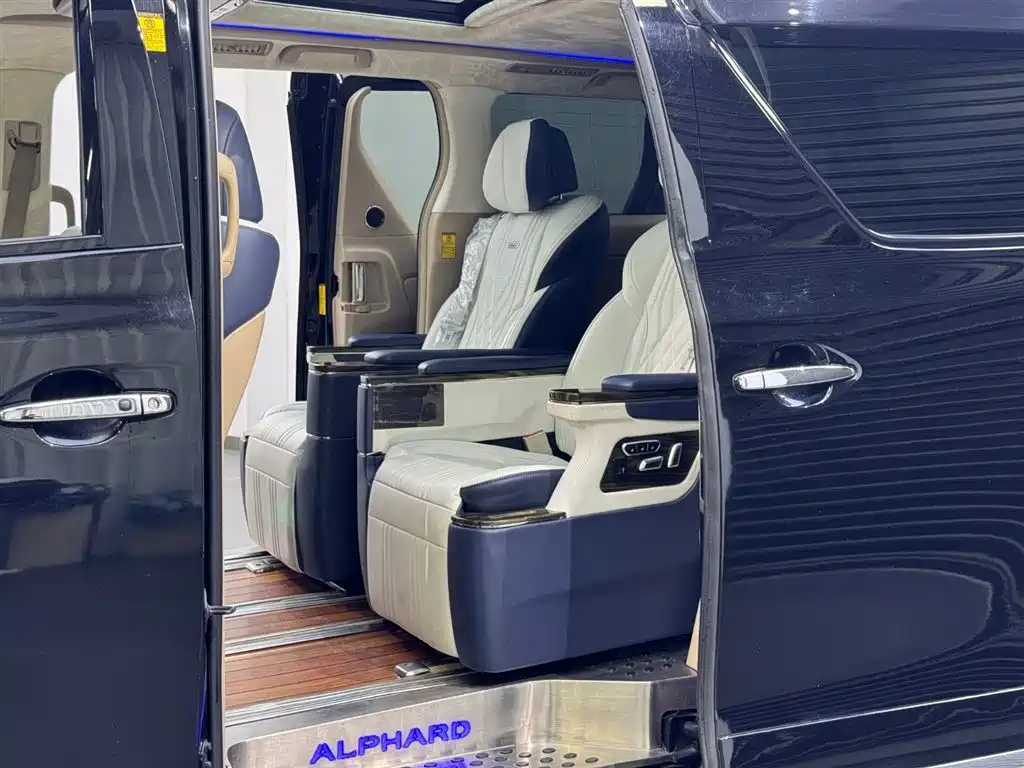 Toyota Alphard фото 5
