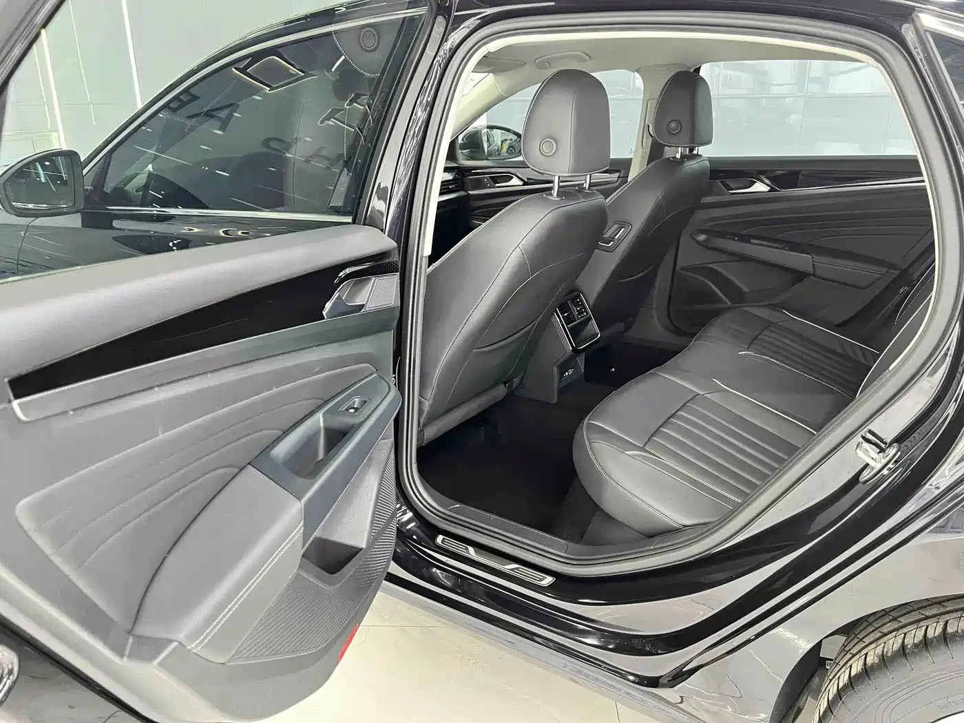 Volkswagen Passat 2022 280TSI Elite Edition фото 11