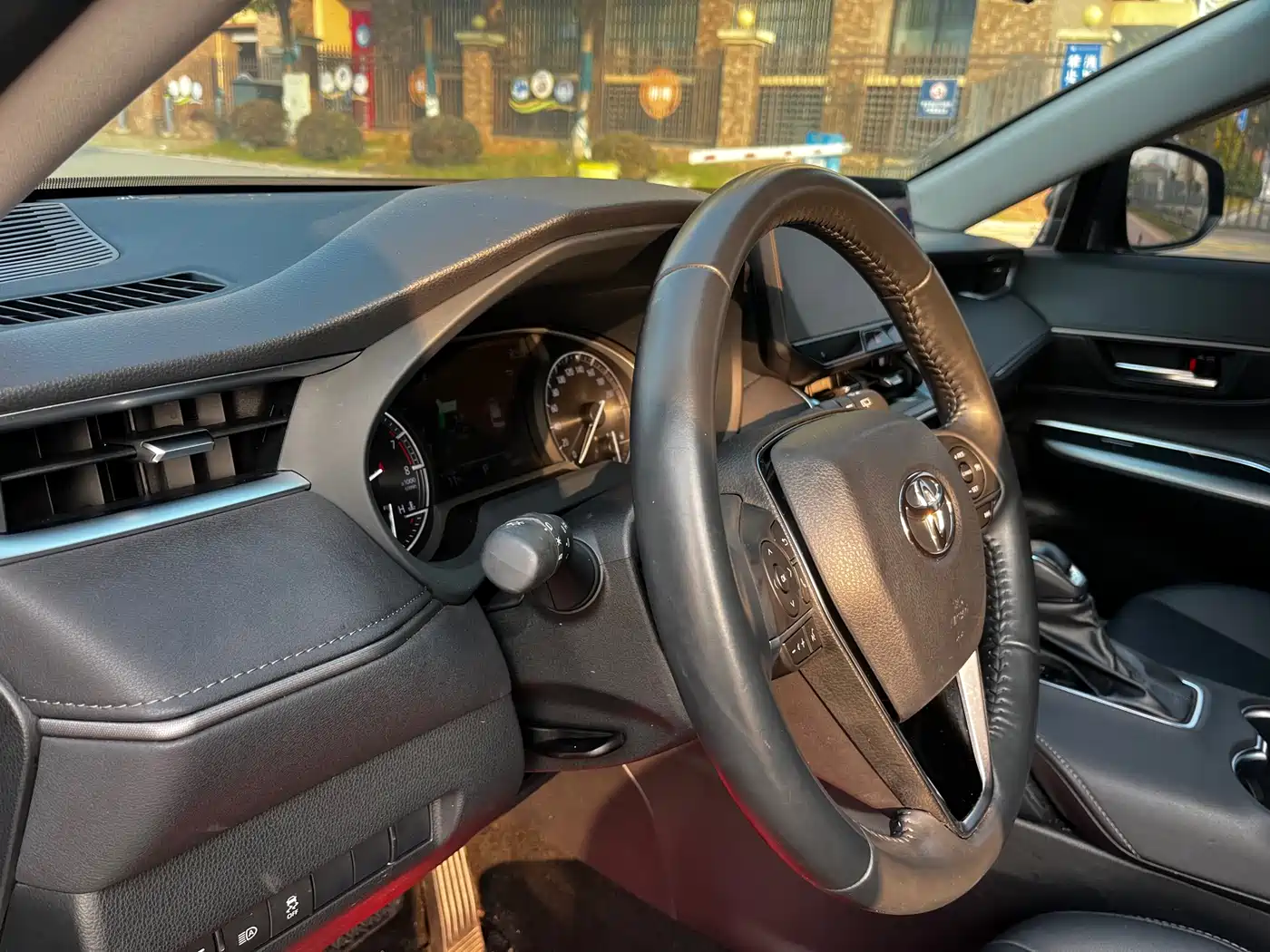 Toyota Venza 2023 2.0L CVT FWD Luxury фото 14