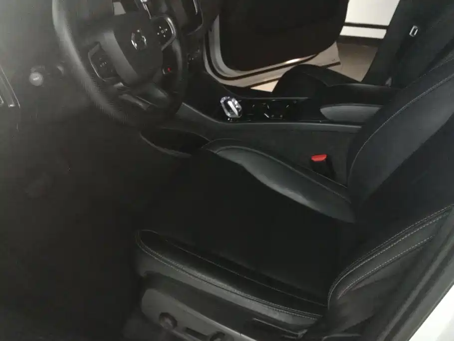 Фото 9 - Volvo XC40