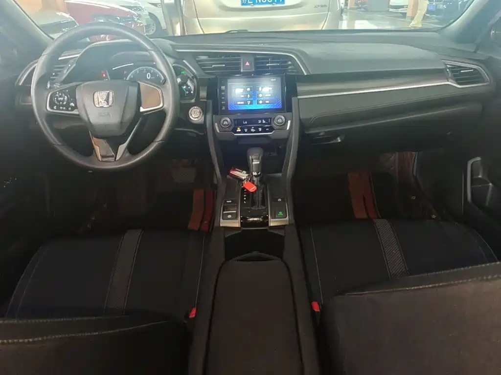 Фото 10 - Honda Civic