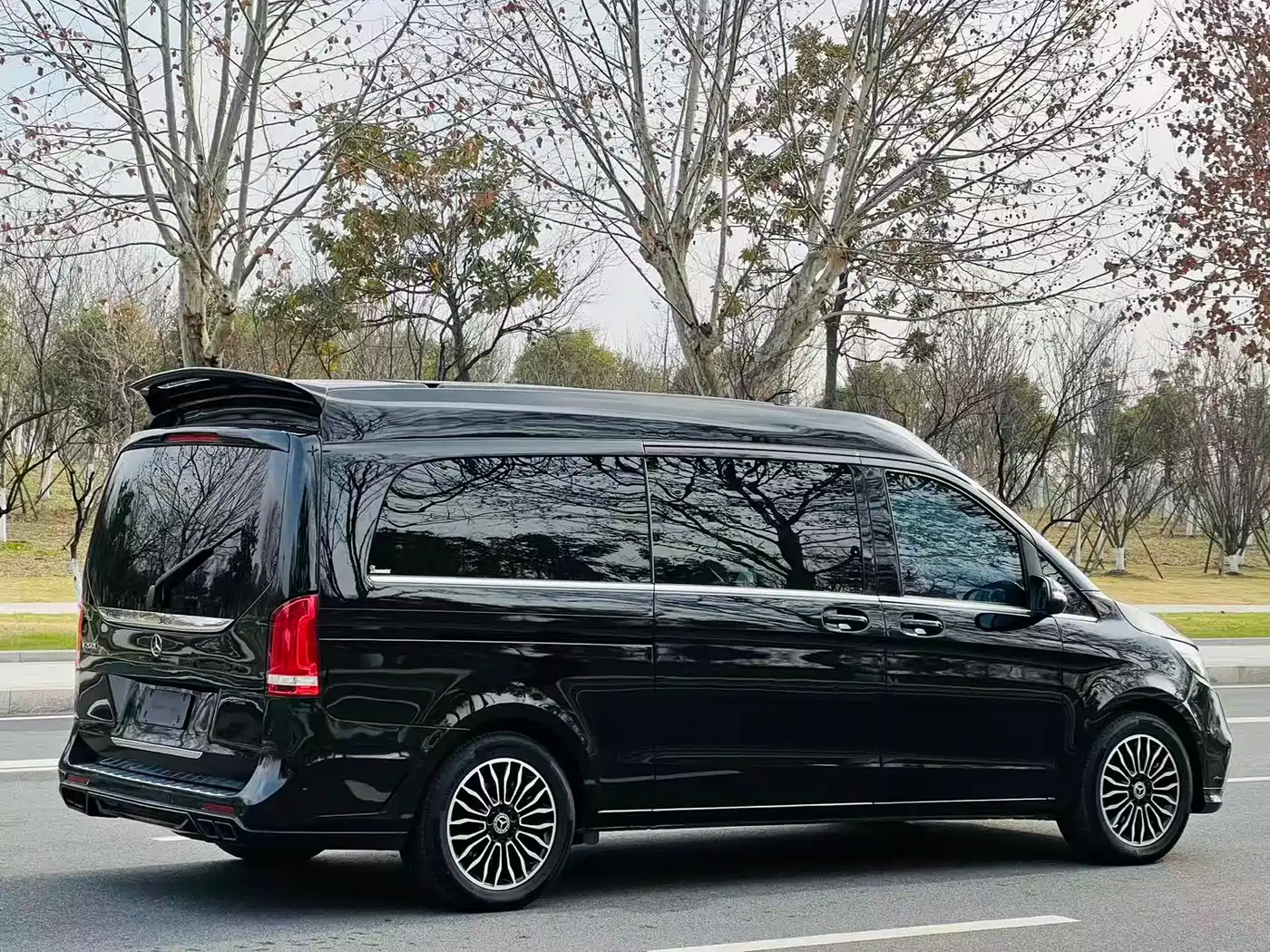 Mercedes-Benz V-Class 2018 V 260 L Premium Long Wheelbase Edition China VI фото 7