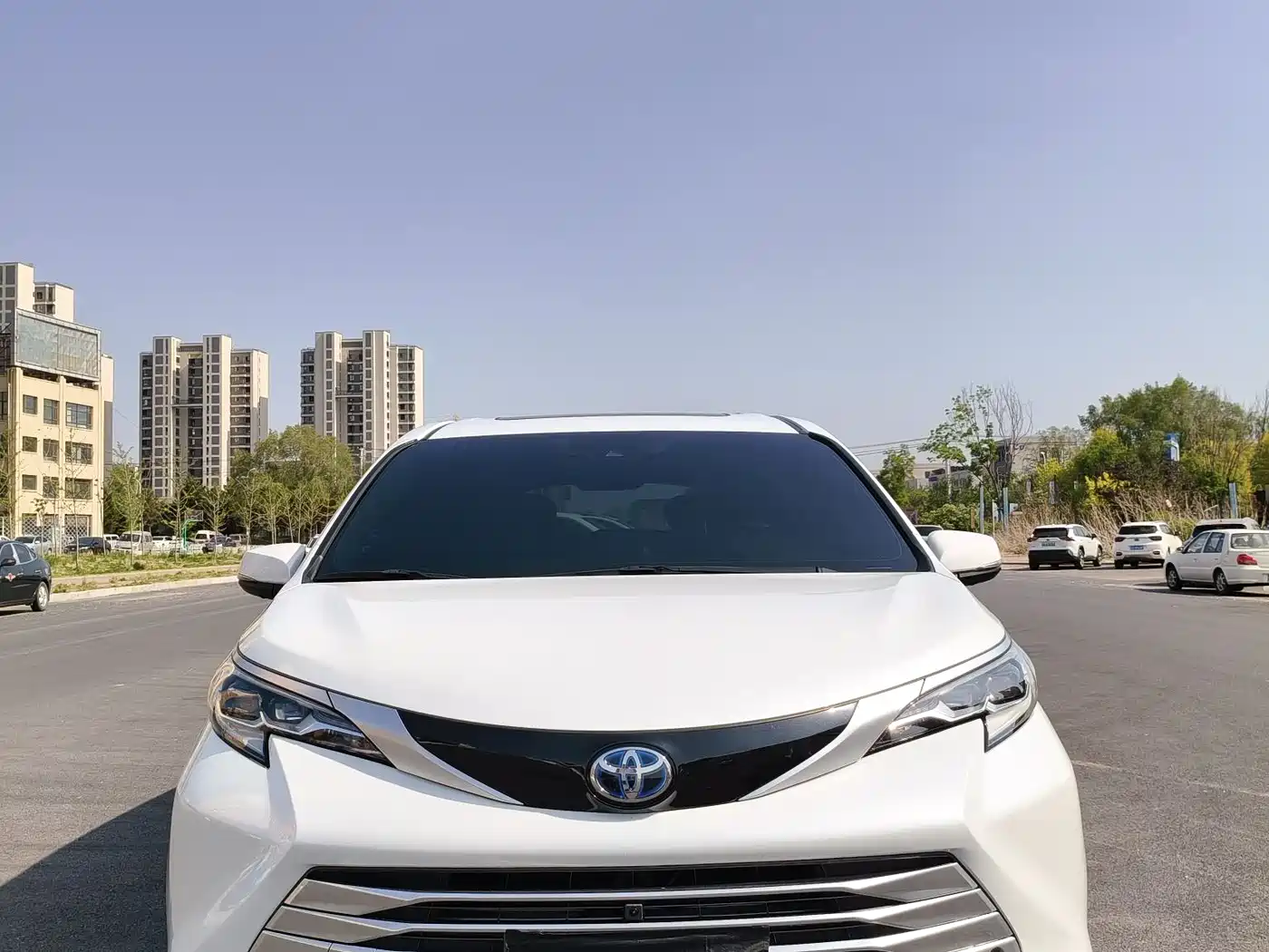 Toyota Sienna 2023 2.5L Hybrid Platinum Edition фото 2
