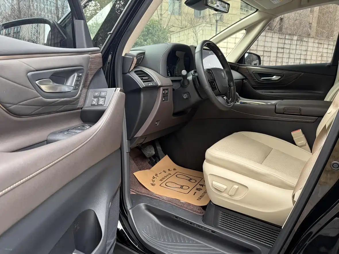 Toyota Vellfire 2024 Crown Hybrid 2.5L Executive Premium Edition фото 3