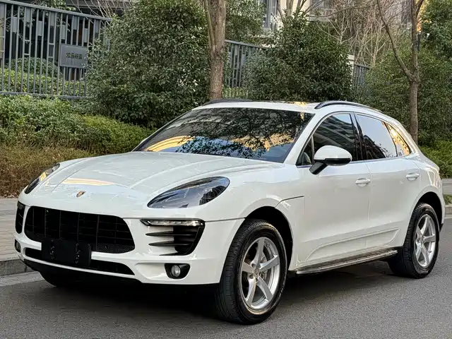 PORSCHE MACAN