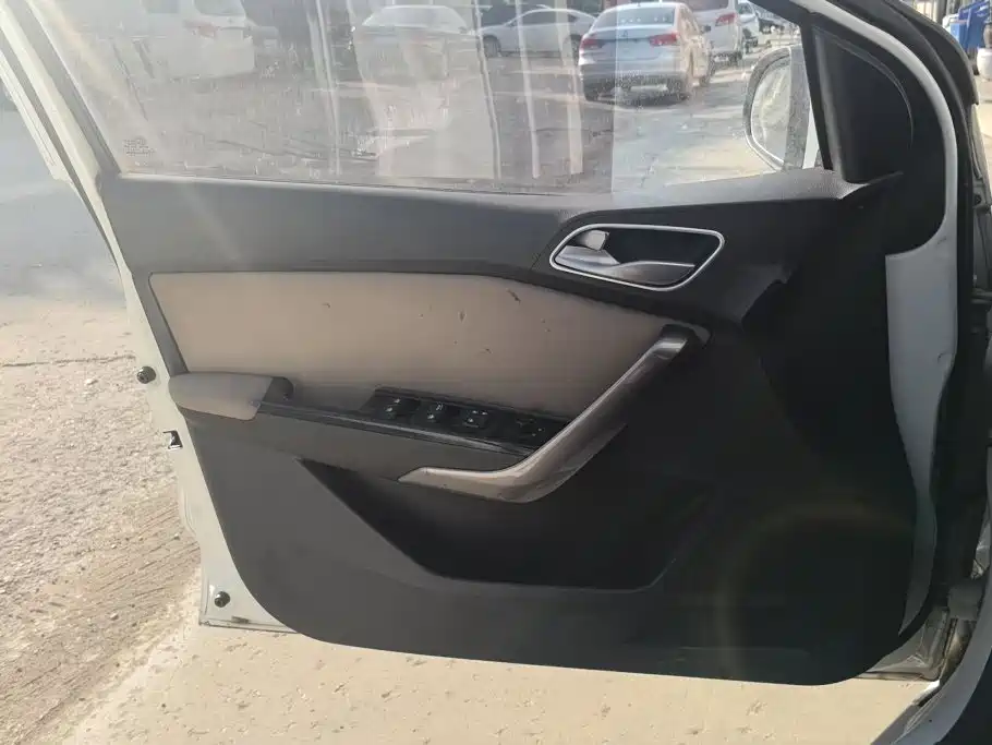 Baojun 310W 2018 2017 1.5L Manual Comfort China V