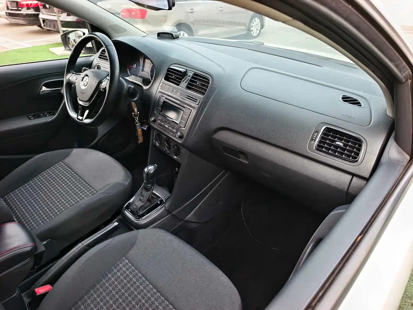 Volkswagen Polo 2016 1.6L Automatic Comfort фото 16