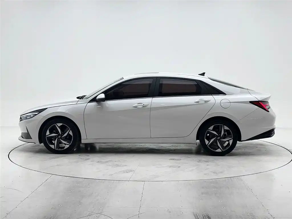 Hyundai Elantra 2022 1.5L CVT LUX Premium Edition фото 7