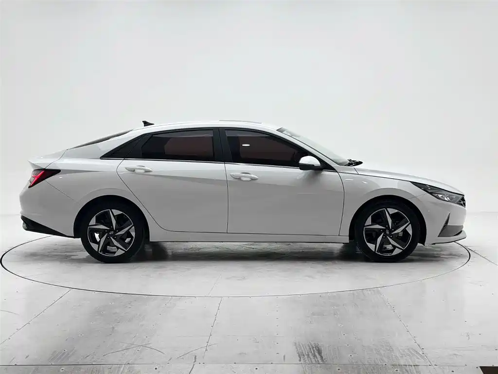 Hyundai Elantra 2022 1.5L CVT LUX Premium Edition фото 9
