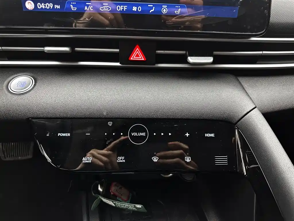 Hyundai Elantra 2022 1.5L CVT LUX Premium Edition фото 15