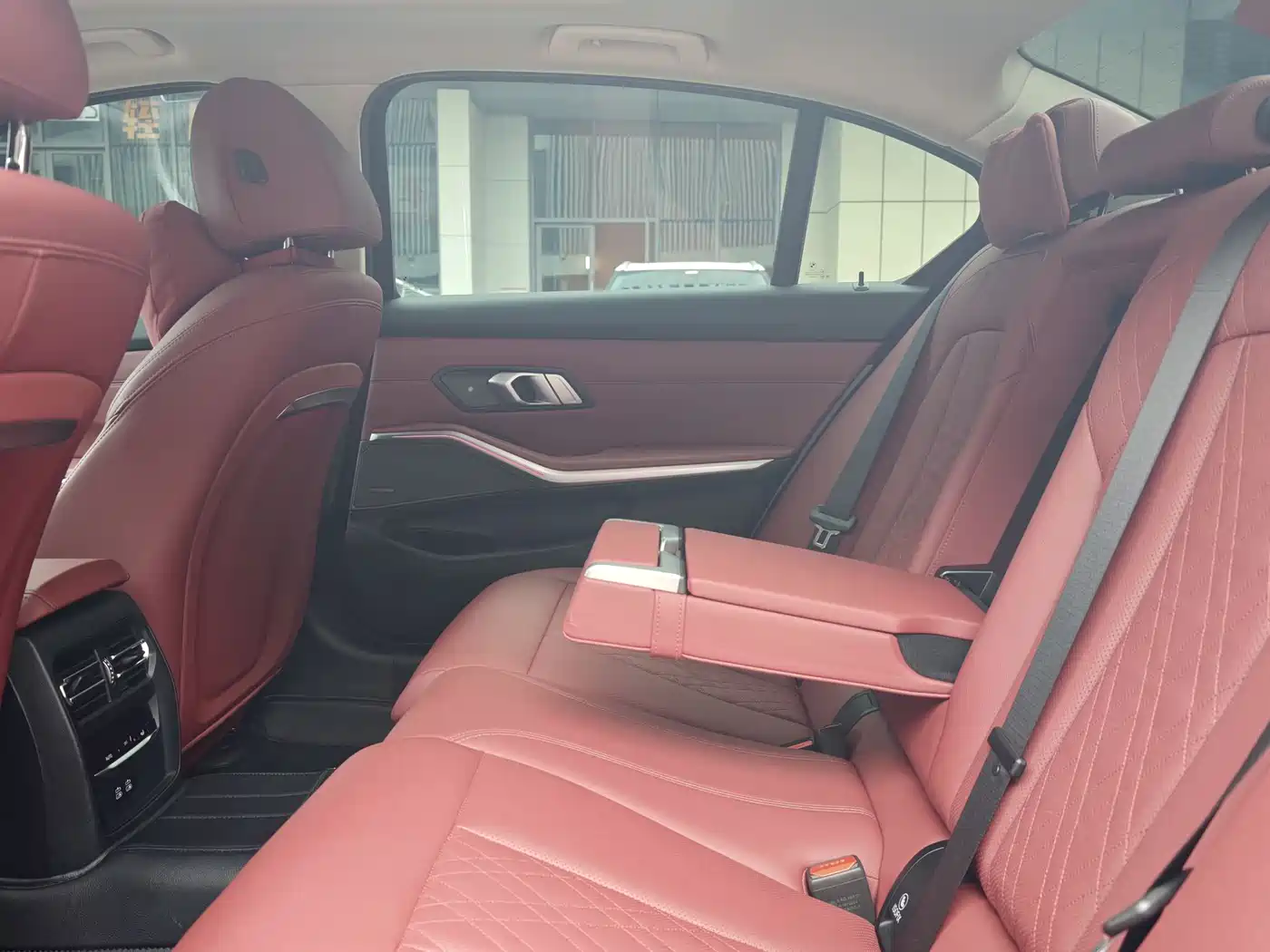 BMW 3 Series 2025 330Li M Sport Night Edition фото 15