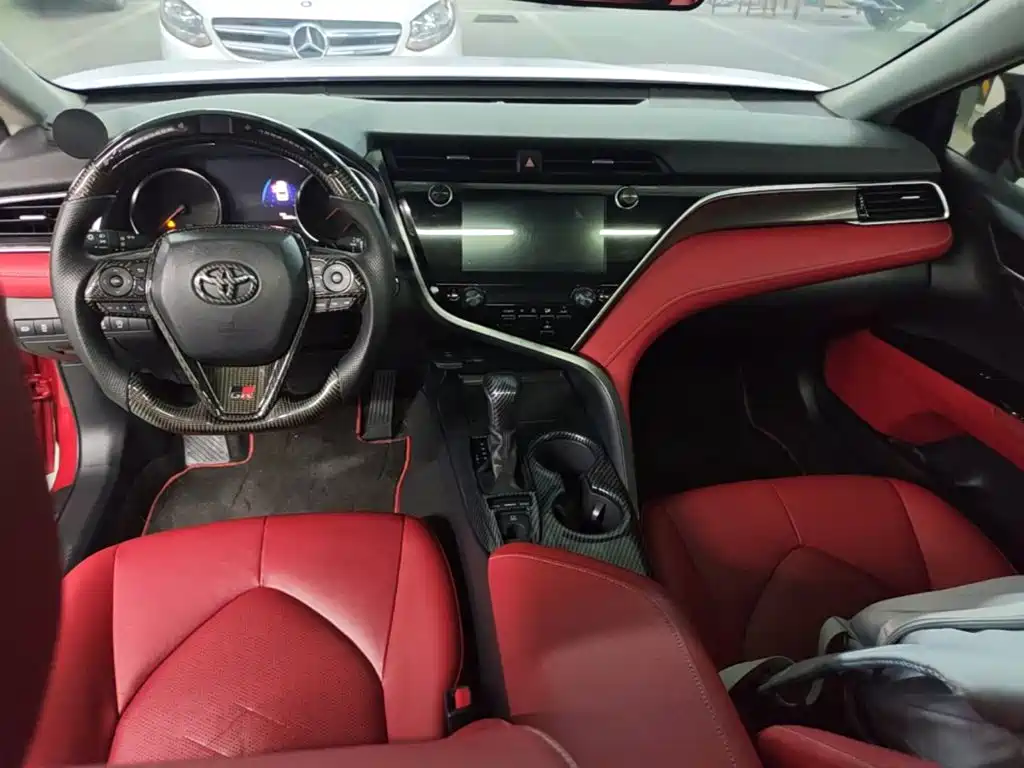 Фото 10 - Toyota Camry
