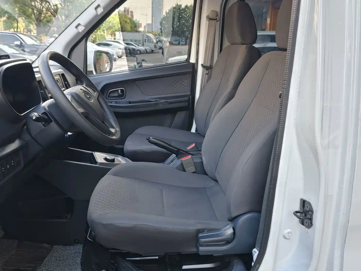 Changan Kaicheng Changan Ruixing EM80 2026 2025 Model Passenger Version Comfort Type 6-seater 300km Tailgate