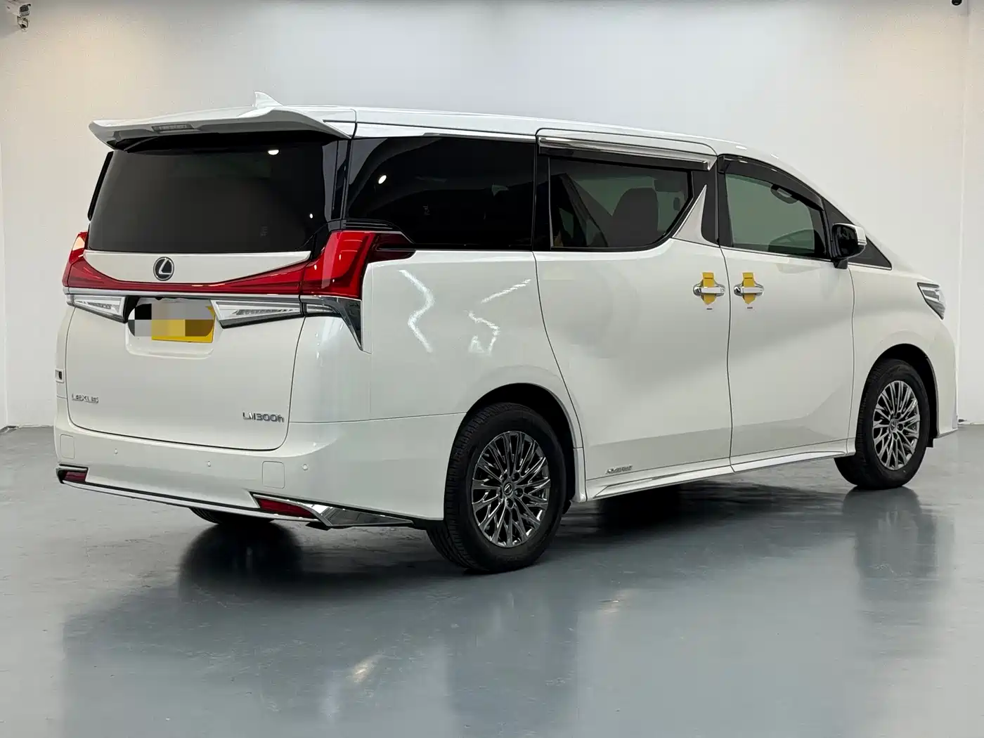 Lexus LM 2020 300h Seven-Seater Elegance Edition фото 6